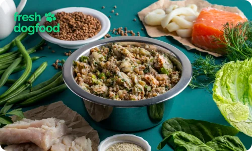 Миска натурального корму для собак на столі